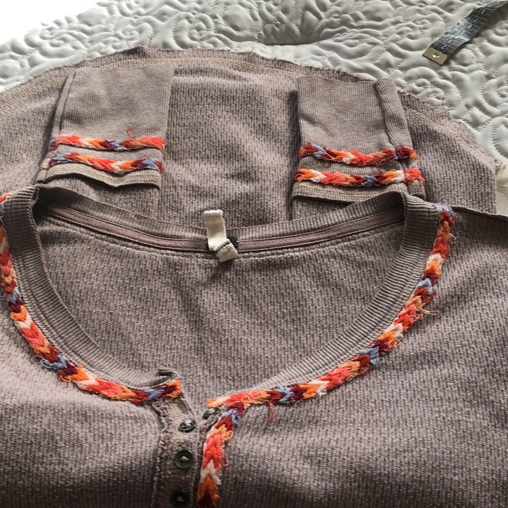☘️ Host Pic☘️ We The Free sweater/top embroidered cuffs and neckline Size Small - Picture 7 of 7